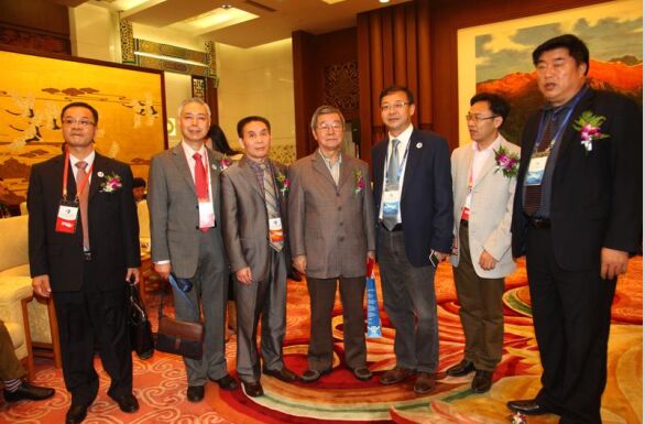 李穆所长在人民大会堂辽宁厅与会代表合影