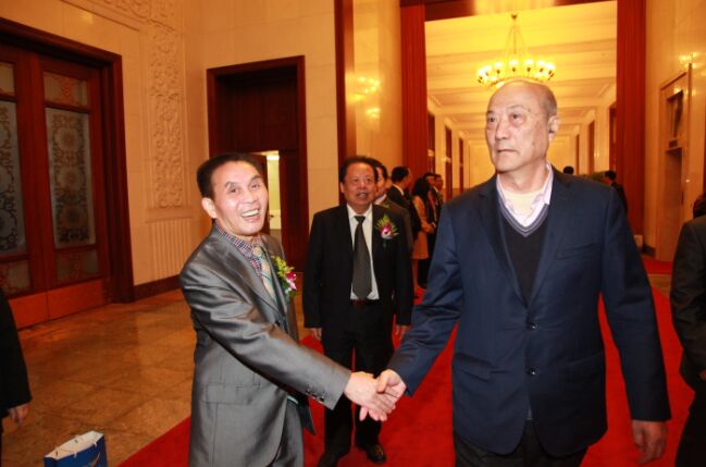  全国政协副主席历无畏接见李穆