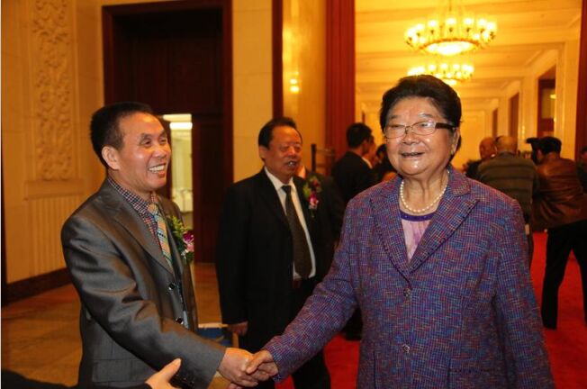 全国人大副委员长顾秀莲在人民大会堂接见李穆