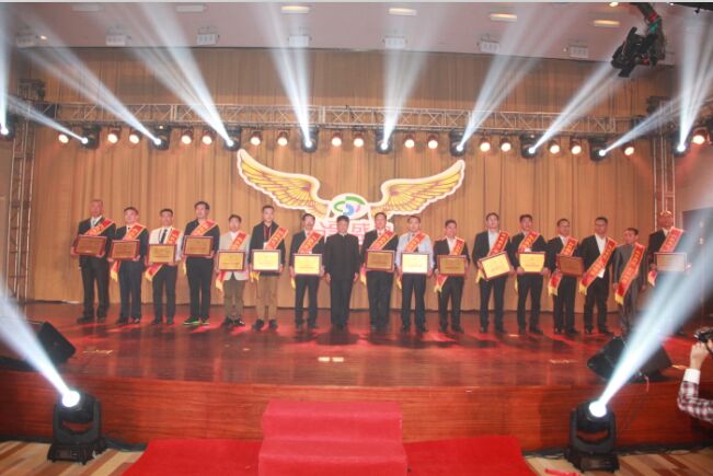  李穆在领奖台上与获奖者合影